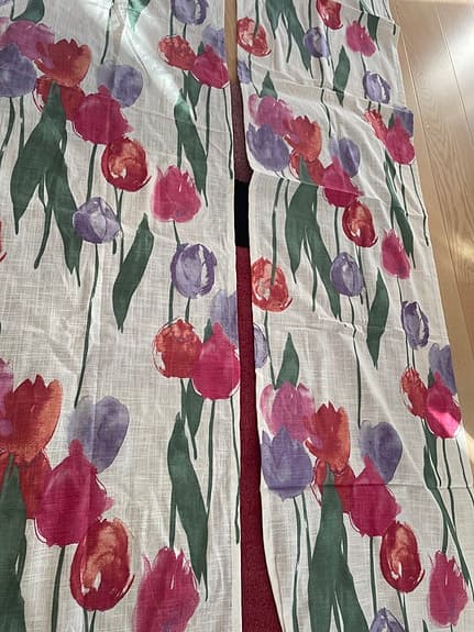 4 st X gardinlängder + bordsduk blommiga gardiner