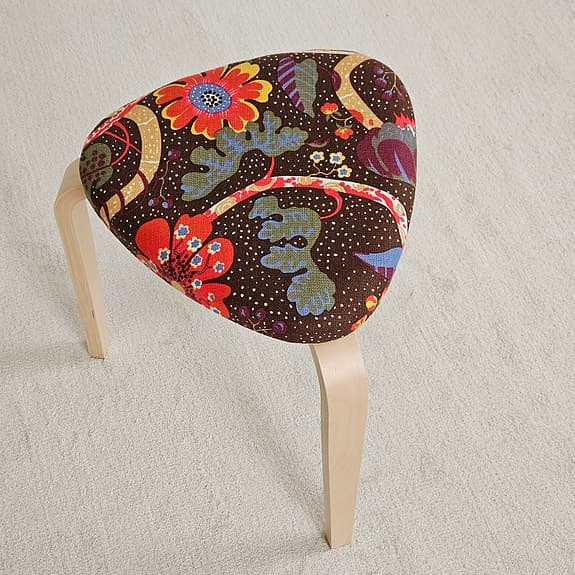 2 st pallar klädd i Josef Frank tyget Terrazzo