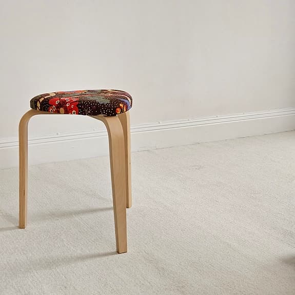 2 st pallar klädd i Josef Frank tyget Terrazzo