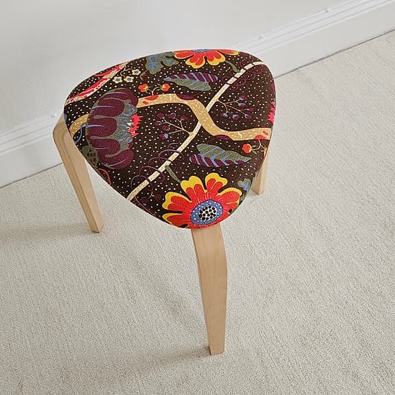 2 st pallar klädd i Josef Frank tyget Terrazzo