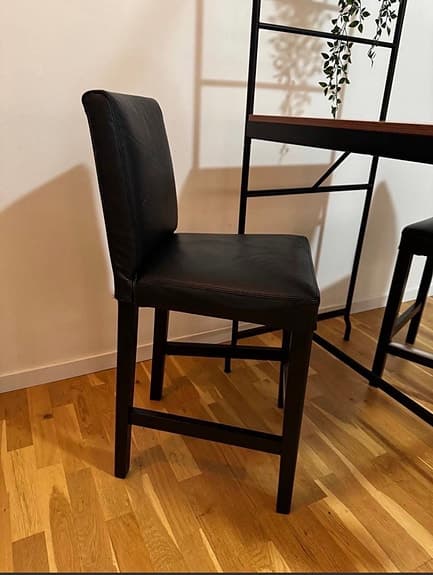 Barbord + 2 stolar – modern stil, mycket bra skick