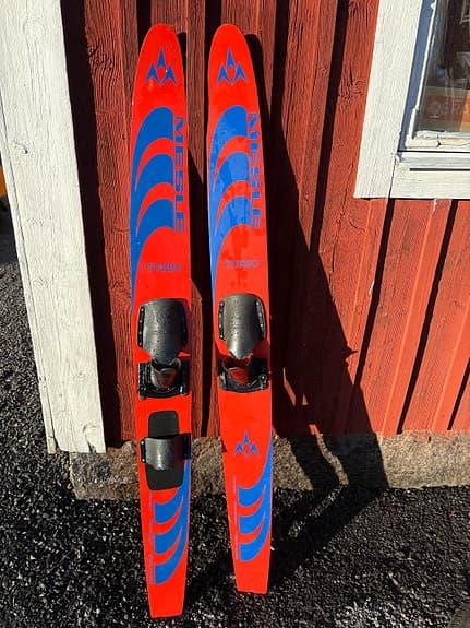 Mesle vattenskidor röda blå