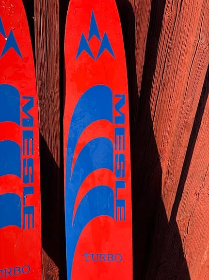 Mesle vattenskidor röda blå