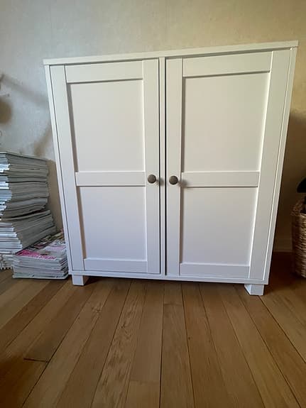 Vitt förvaringsskåp med hylla