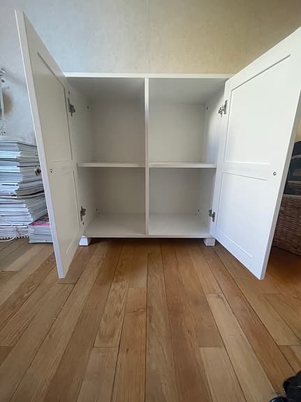 Vitt förvaringsskåp med hylla