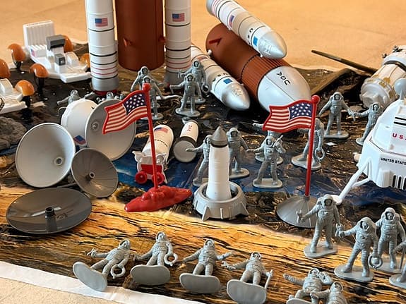 Rymdlekset plastfigurer raketer rymdfärjor och astronauter
