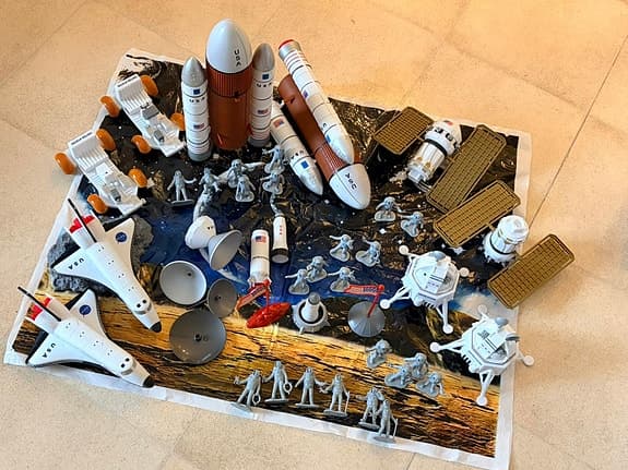 Rymdlekset plastfigurer raketer rymdfärjor och astronauter