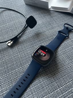 Fitbit Versa 4 Mycket bra skick! GPS & Google Wallet