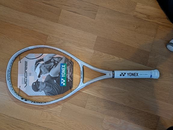 Yonex Vcore 300g 100 tennis racket vit grip 1