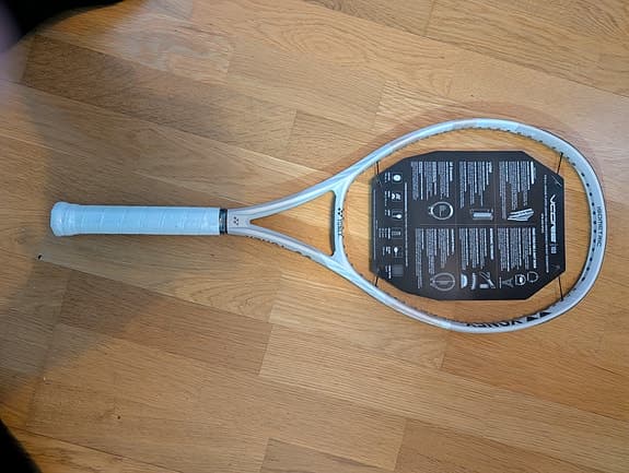 Yonex Vcore 300g 100 tennis racket vit grip 1