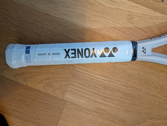 Yonex Vcore 300g 100 tennis racket vit grip 1