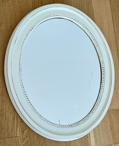 Oval spegel med vit ram