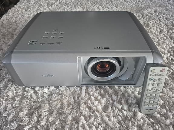 Projektor SANYO PLV-Z4 och ramspänd projektorduk 90 tum