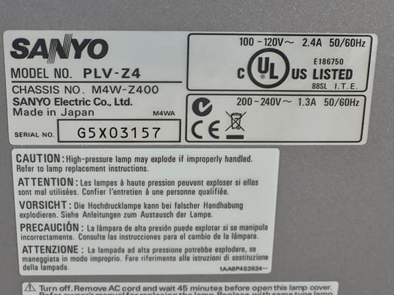 Projektor SANYO PLV-Z4 och ramspänd projektorduk 90 tum