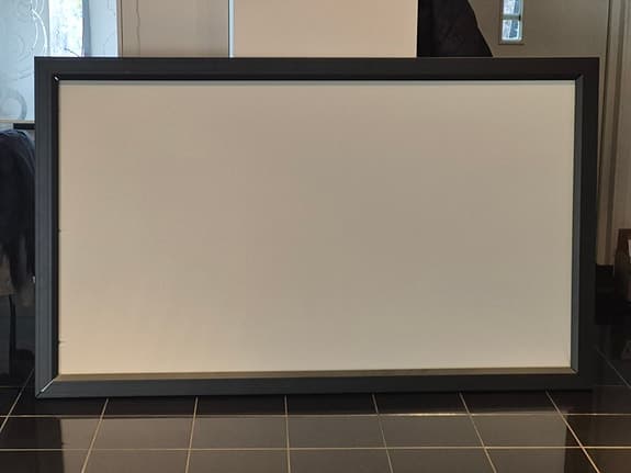 Projektor SANYO PLV-Z4 och ramspänd projektorduk 90 tum