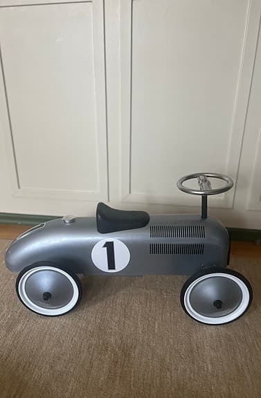 Gåbil i retrodesign  från Magni Toys