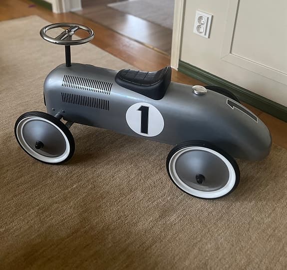 Gåbil i retrodesign  från Magni Toys
