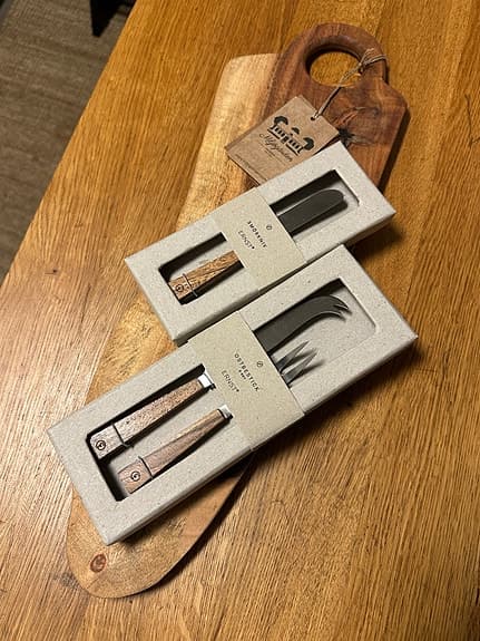 Skärbräda och ostbestick