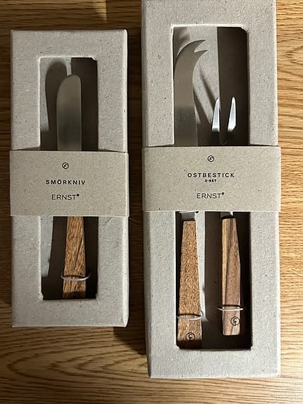 Skärbräda och ostbestick