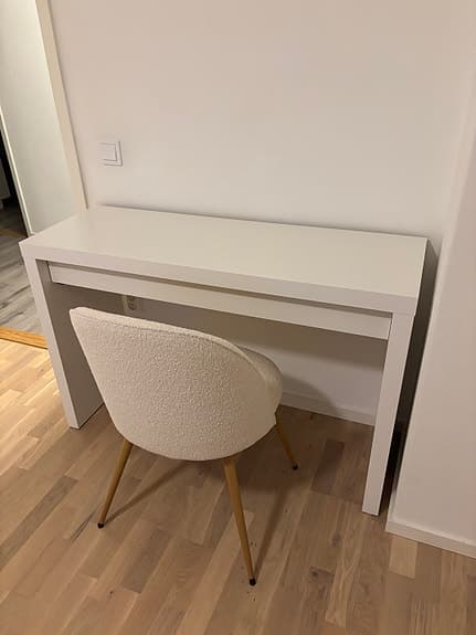 IKEA Malm Sminkbord och beige stol