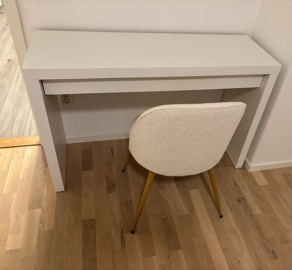 IKEA Malm Sminkbord och beige stol