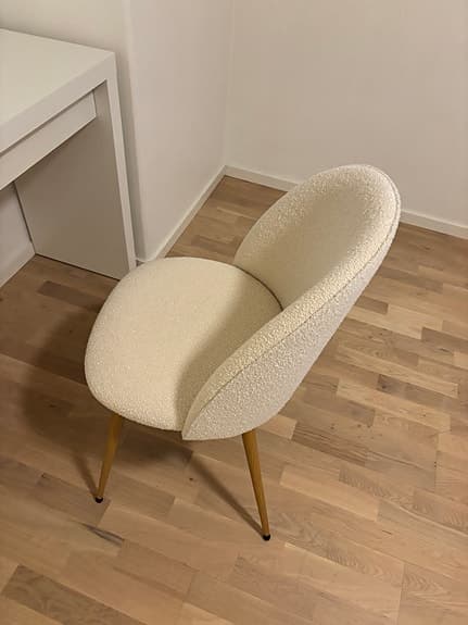 IKEA Malm Sminkbord och beige stol