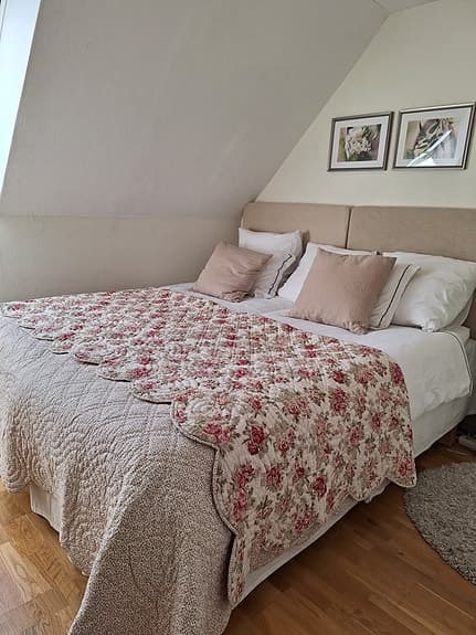 Quiltad sängöverkast i blommigt mönster
