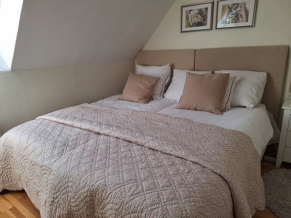 Quiltad sängöverkast i blommigt mönster
