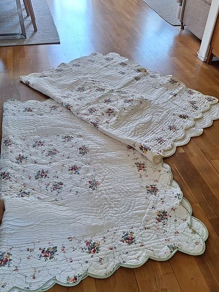 Quiltad sängöverkast i blommigt mönster