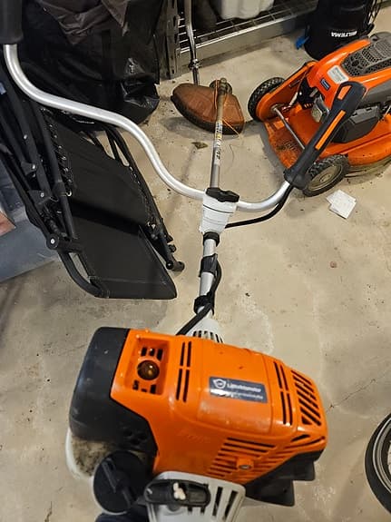 Röjsåg stihl fs 131 med både klinga och tråd.
