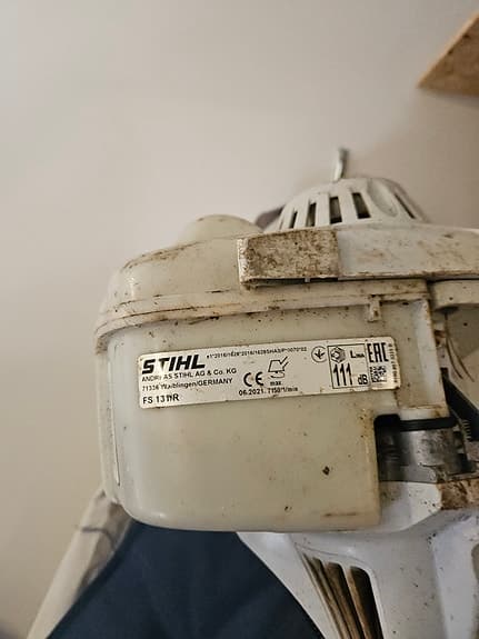 Röjsåg stihl fs 131 med både klinga och tråd.