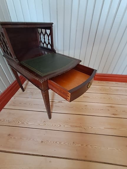 Antik Sängbord med låda i Engelsk stil 1900-tal