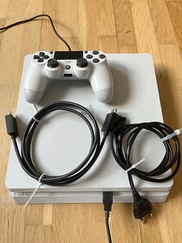 Sony Playstation 4 Slim spelkonsol vit med handkontroll och kablar