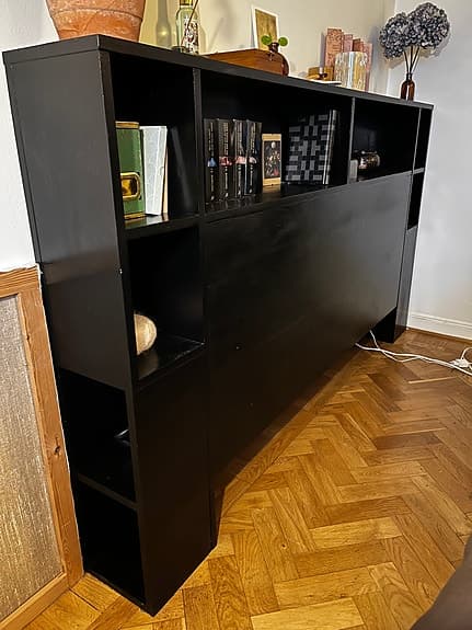 Sänggavel med hyllor