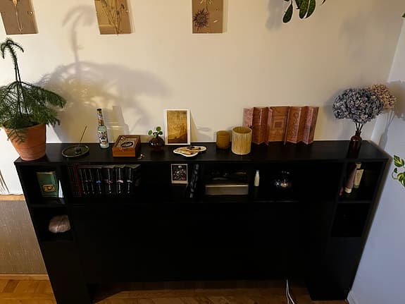 Sänggavel med hyllor