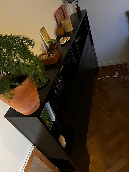 Sänggavel med hyllor