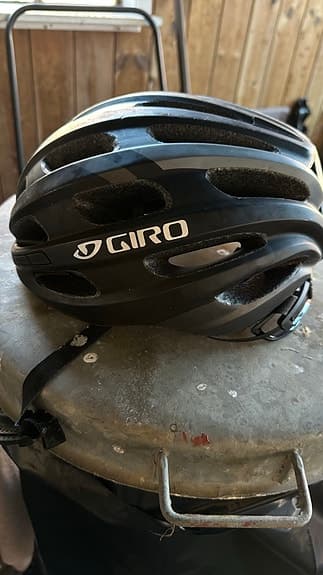 Giro cykelhjälm svart