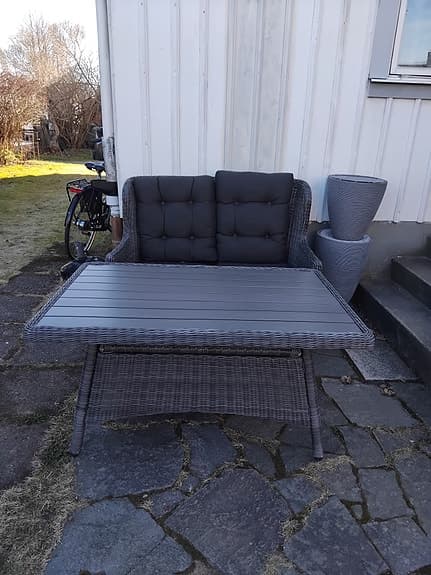 Trädgårdssoffa med bord konstrotting grå