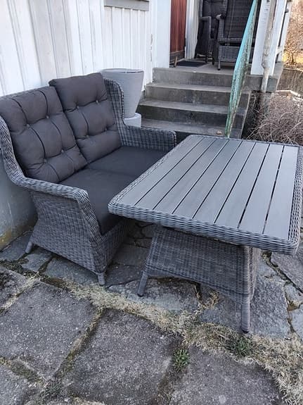 Trädgårdssoffa med bord konstrotting grå