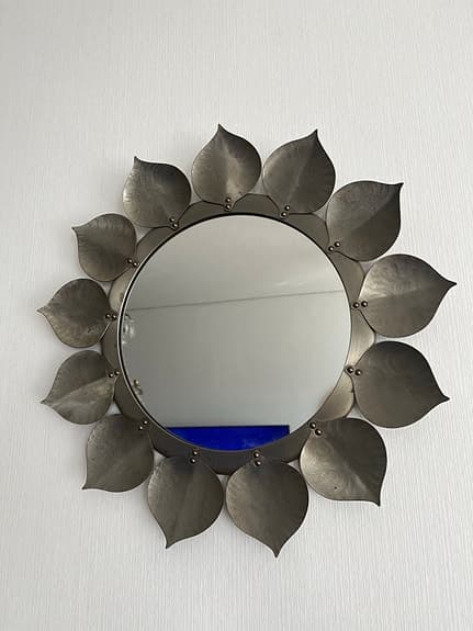 Väggspegel i form av blomma i tenn Vintage