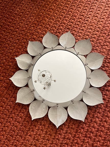 Väggspegel i form av blomma i tenn Vintage