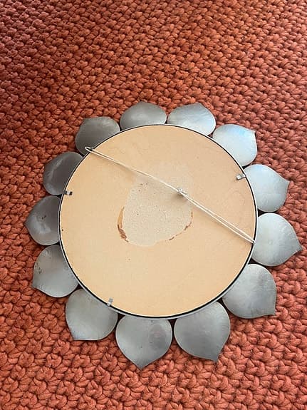 Väggspegel i form av blomma i tenn Vintage