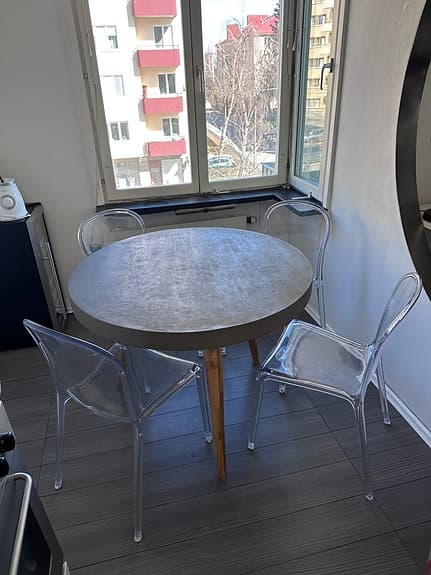 Designerbord i rund betong-imitation med Kartell-stolar ⭐️