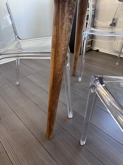 Designerbord i rund betong-imitation med Kartell-stolar ⭐️