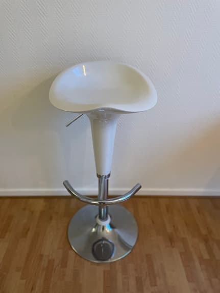 Vit höj- & sänkbar Barstol Saddle, fint skick