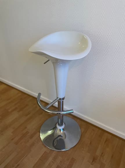 Vit höj- & sänkbar Barstol Saddle, fint skick