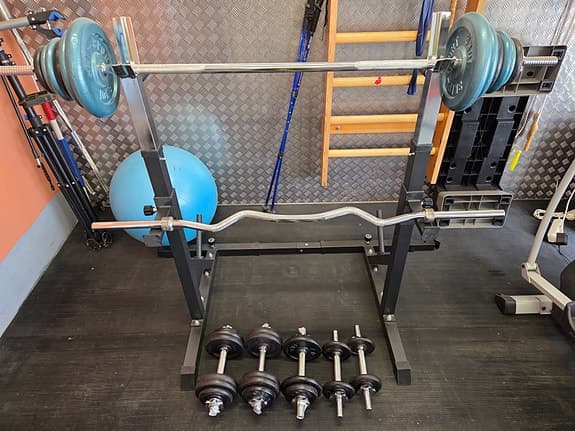 Gymutrustning set skivstång hantlar träningsbänkar crosstrainer