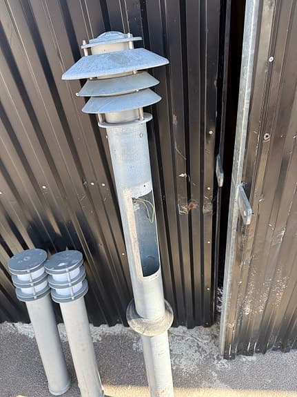 Pollar belysningsstolpar