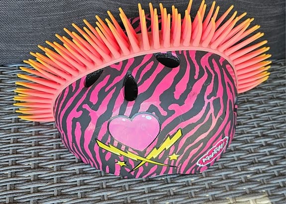 Cykelhjälm
med rosa och svart zebra-mönster.