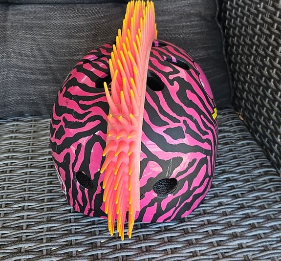 Cykelhjälm
med rosa och svart zebra-mönster.